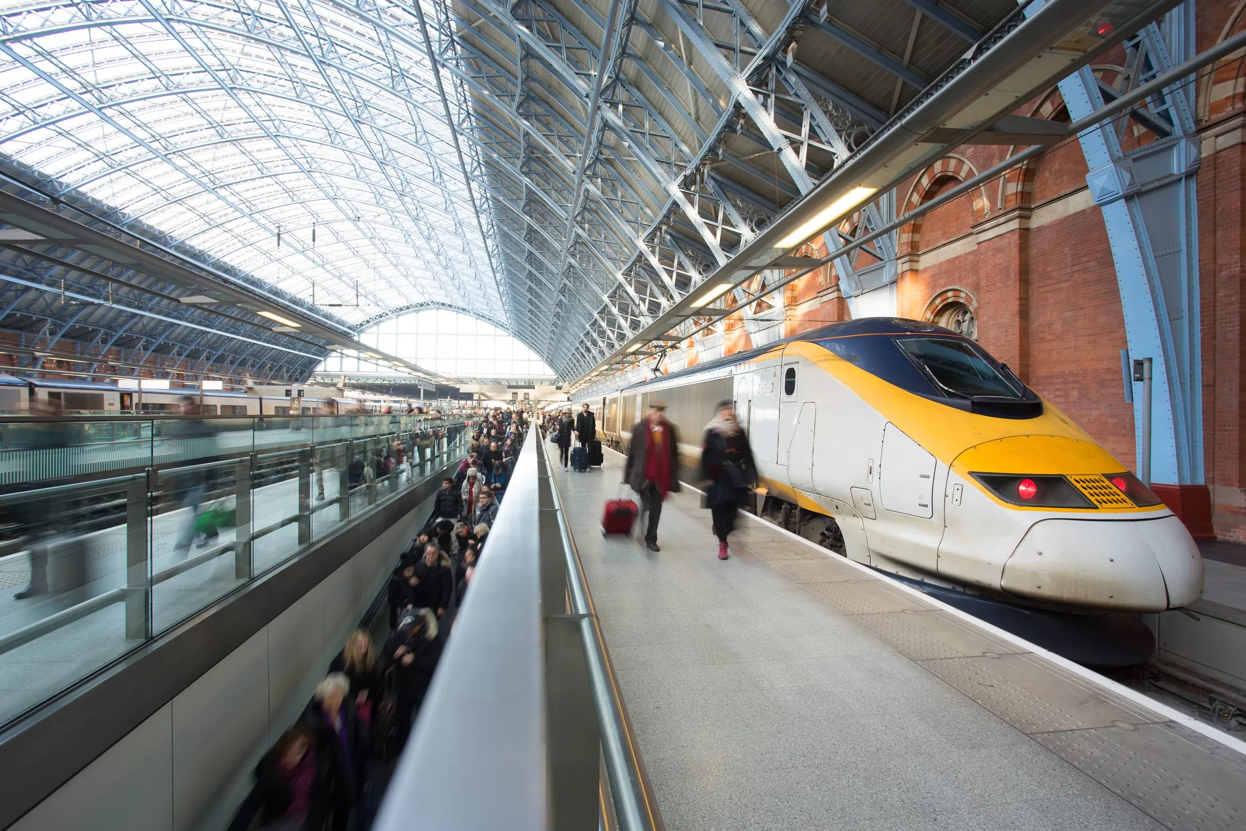 Trenul Eurostar în stația St. Pancras International Londra