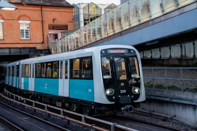Noile trenuri DLR s-au reîntors pe șine în Londra